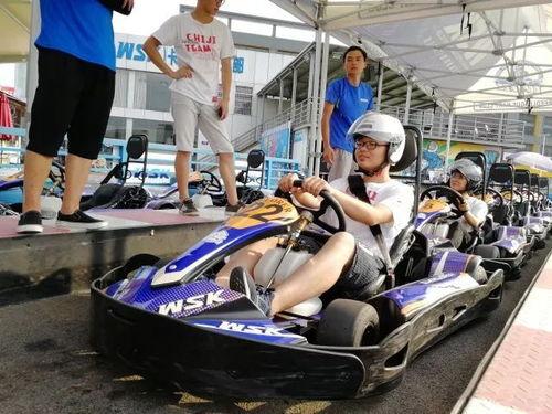 娱乐吃瓜酱练车